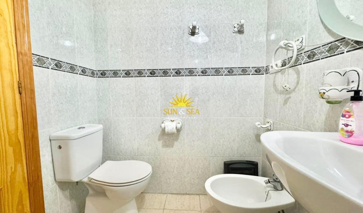 2 soveværelse Penthouse til leje i Torrevieja med garage - € 800 (Ref: 9960981)