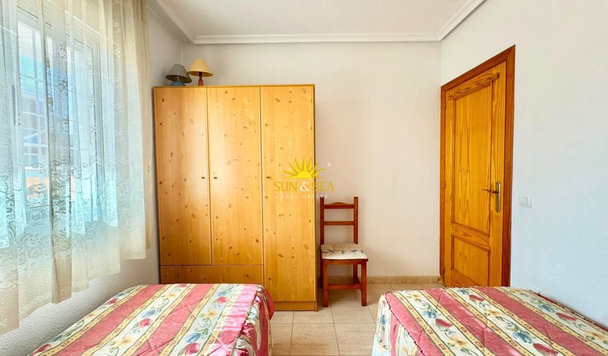 2 soveværelse Penthouse til leje i Torrevieja med garage - € 800 (Ref: 9960981)