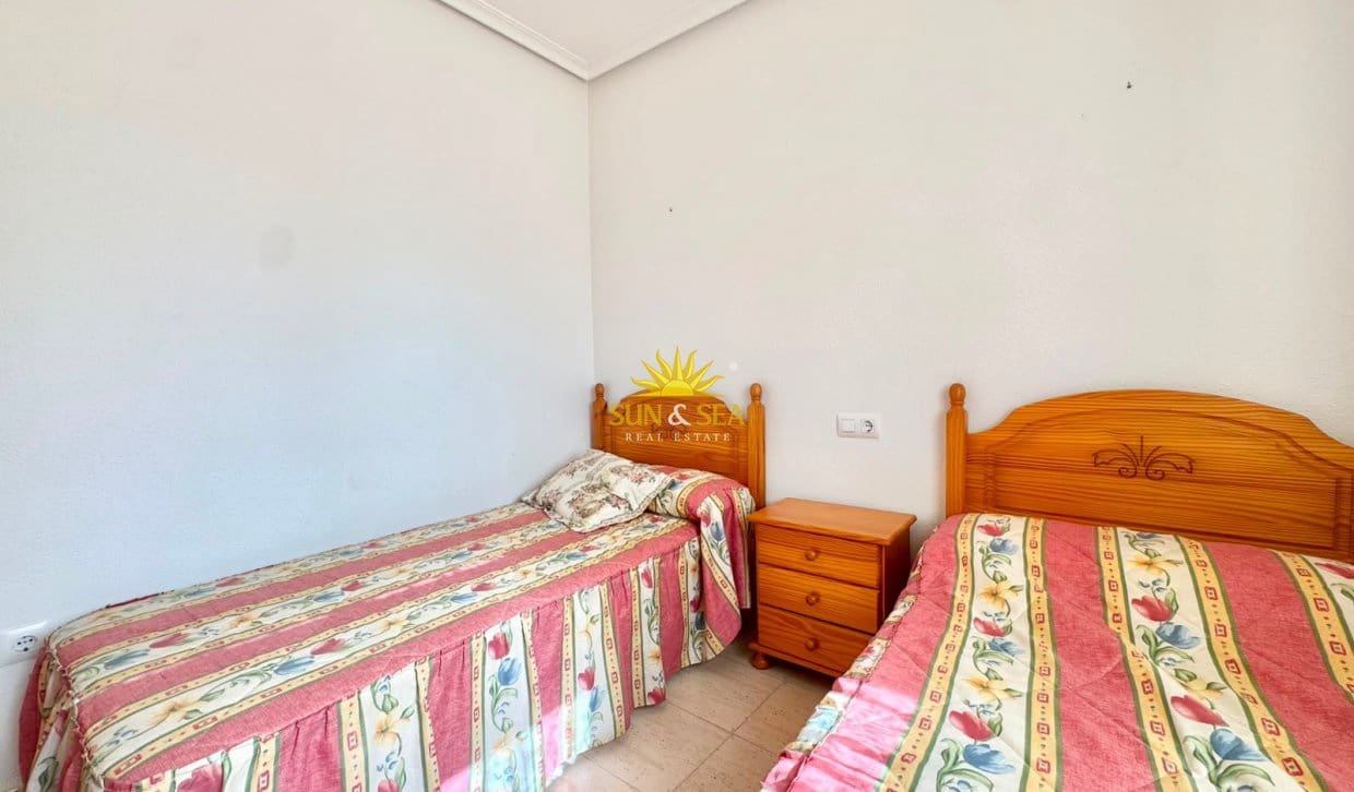 2 soveværelse Penthouse til leje i Torrevieja med garage - € 800 (Ref: 9960981)