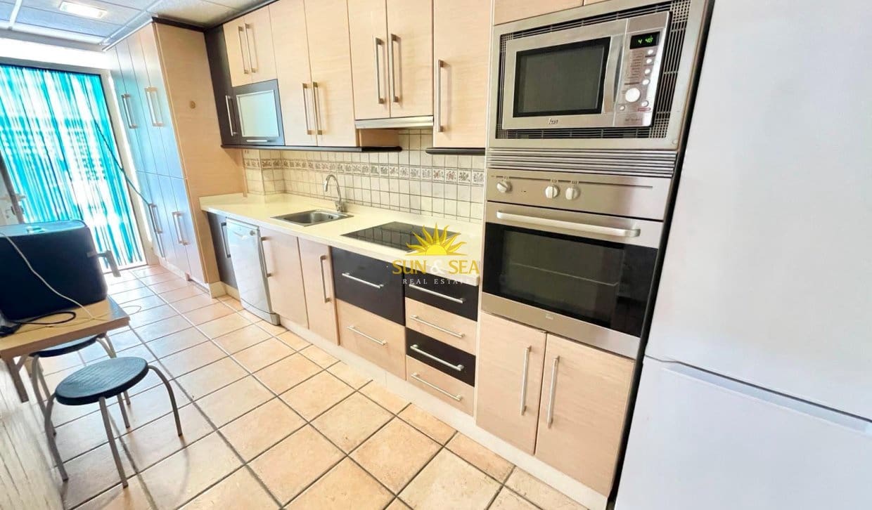 3 slaapkamer Halfvrijstaande villa te huur in Los Alcazares met garage - € 900 (Ref: 9961714)