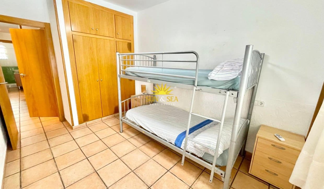 3 slaapkamer Halfvrijstaande villa te huur in Los Alcazares met garage - € 900 (Ref: 9961714)