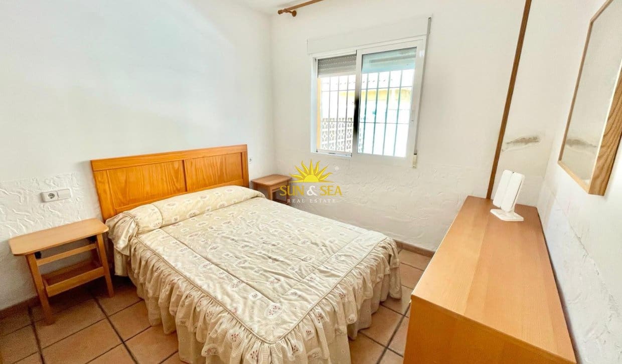 3 slaapkamer Halfvrijstaande villa te huur in Los Alcazares met garage - € 900 (Ref: 9961714)