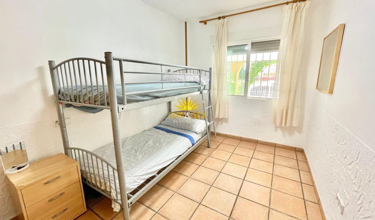 3 slaapkamer Halfvrijstaande villa te huur in Los Alcazares met garage - € 900 (Ref: 9961714)
