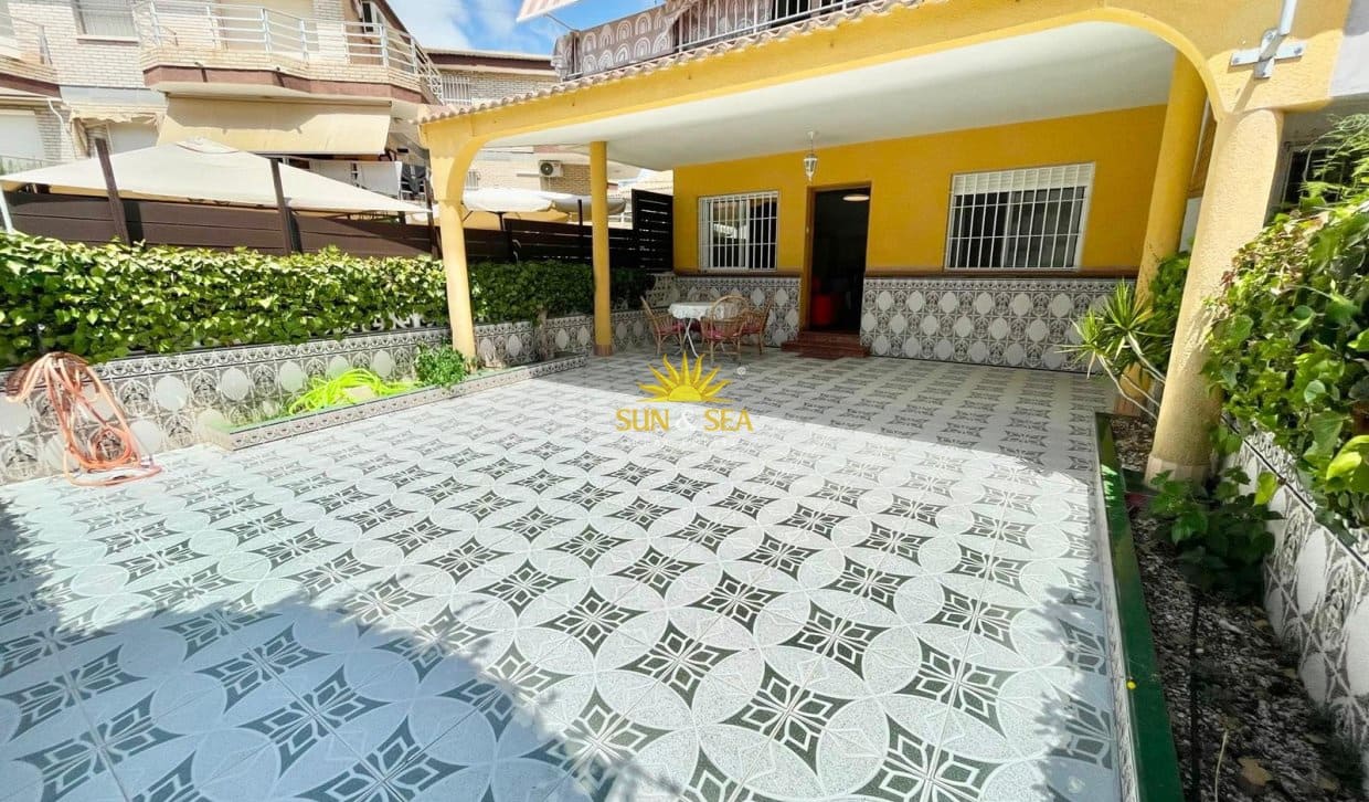 3 slaapkamer Halfvrijstaande villa te huur in Los Alcazares met garage - € 900 (Ref: 9961714)