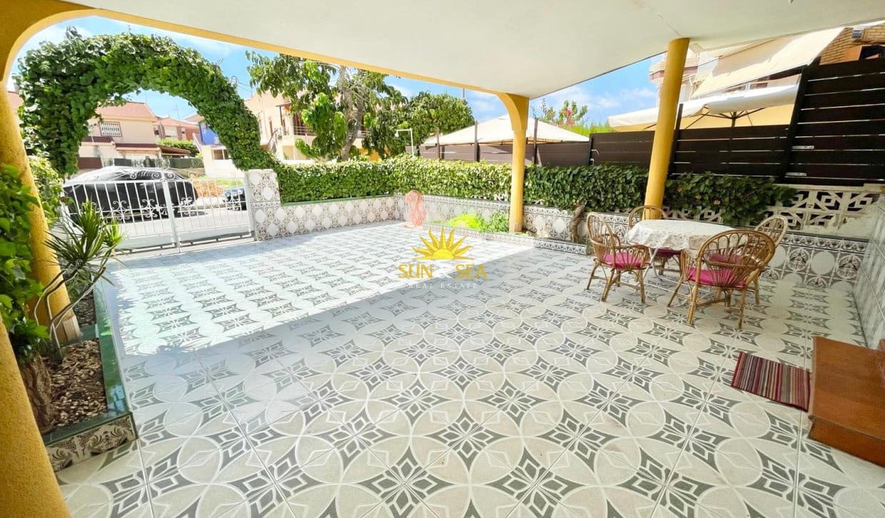 3 slaapkamer Halfvrijstaande villa te huur in Los Alcazares met garage - € 900 (Ref: 9961714)