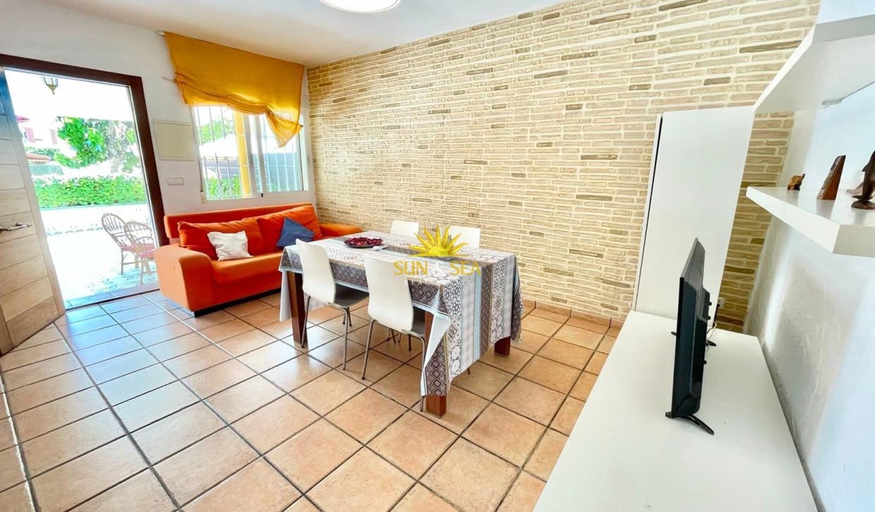 3 slaapkamer Halfvrijstaande villa te huur in Los Alcazares met garage - € 900 (Ref: 9961714)