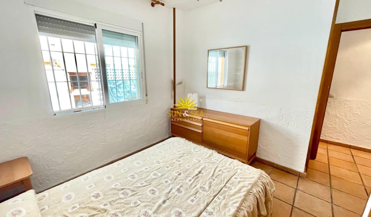 3 slaapkamer Halfvrijstaande villa te huur in Los Alcazares met garage - € 900 (Ref: 9961714)