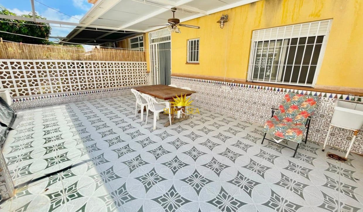 3 slaapkamer Halfvrijstaande villa te huur in Los Alcazares met garage - € 900 (Ref: 9961714)
