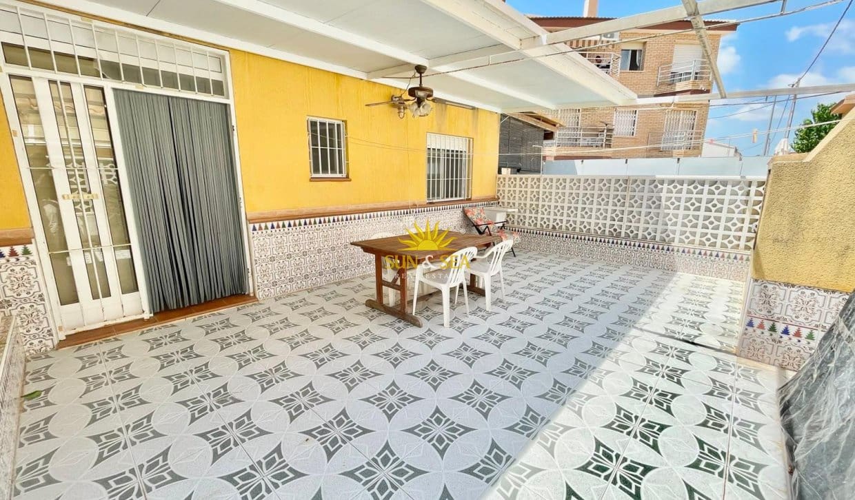 3 slaapkamer Halfvrijstaande villa te huur in Los Alcazares met garage - € 900 (Ref: 9961714)