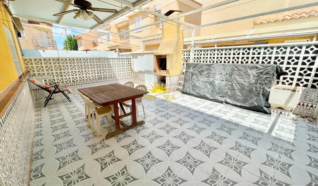 3 slaapkamer Halfvrijstaande villa te huur in Los Alcazares met garage - € 900 (Ref: 9961714)