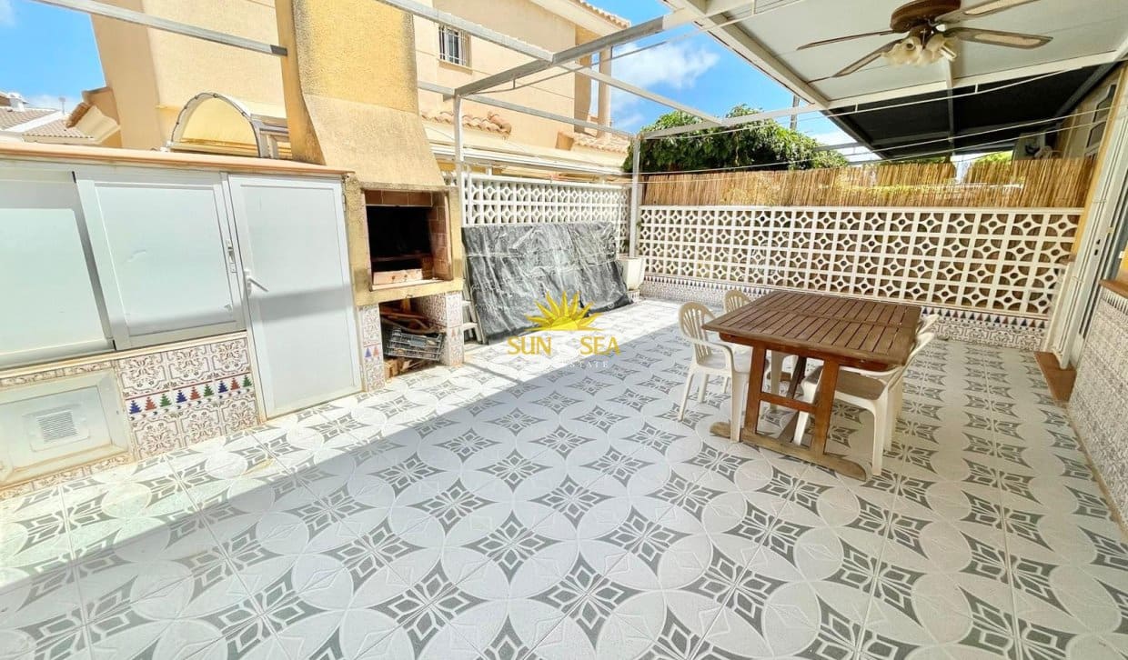 3 slaapkamer Halfvrijstaande villa te huur in Los Alcazares met garage - € 900 (Ref: 9961714)