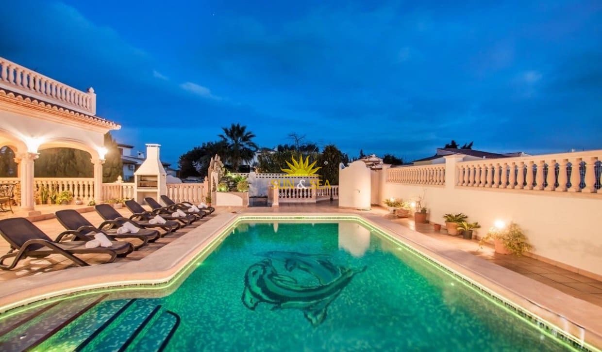 4 soverom Villa til leie i Calpe / Calp med svømmebasseng garasje - € 3 500 (Ref: 9965697)