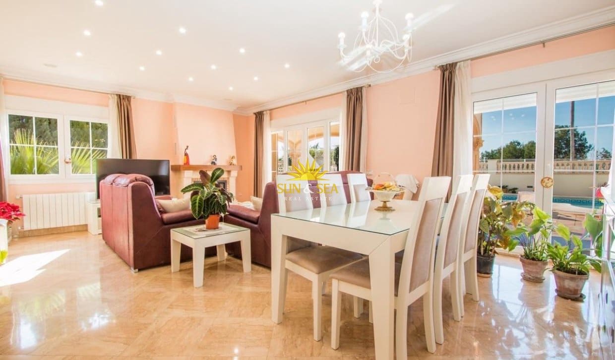 4 soverom Villa til leie i Calpe / Calp med svømmebasseng garasje - € 3 500 (Ref: 9965697)