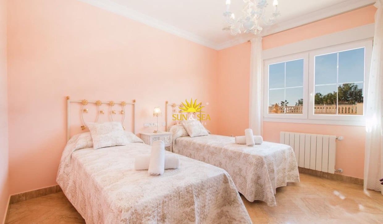 4 soverom Villa til leie i Calpe / Calp med svømmebasseng garasje - € 3 500 (Ref: 9965697)