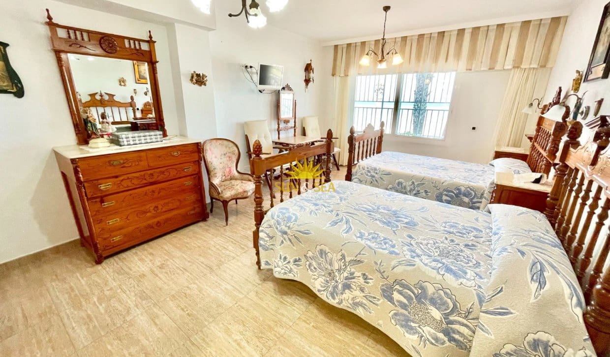Villa/Maison de 4 chambres à louer à Los Alcazares avec garage - 2 200 € (Ref: 9965897)