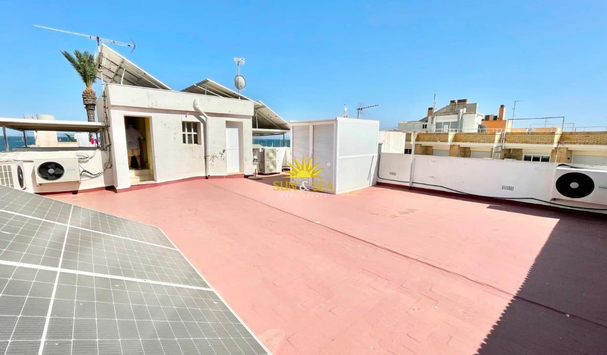Villa/Maison de 4 chambres à louer à Los Alcazares avec garage - 2 200 € (Ref: 9965897)