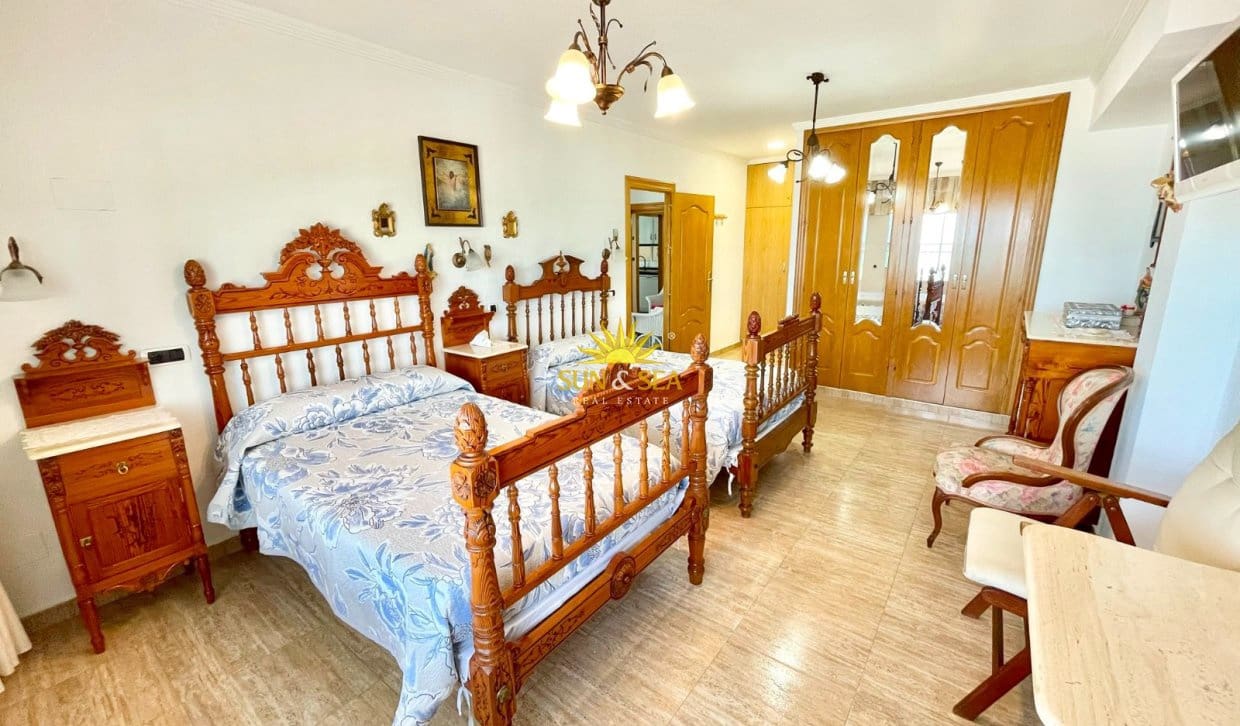 Villa/Maison de 4 chambres à louer à Los Alcazares avec garage - 2 200 € (Ref: 9965897)