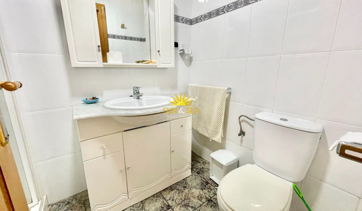 Villa/Maison de 4 chambres à louer à Los Alcazares avec garage - 2 200 € (Ref: 9965897)