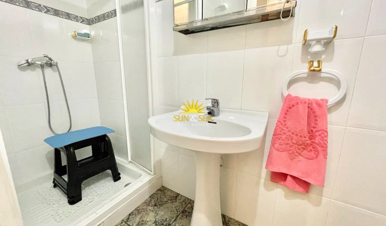 Villa/Maison de 4 chambres à louer à Los Alcazares avec garage - 2 200 € (Ref: 9965897)