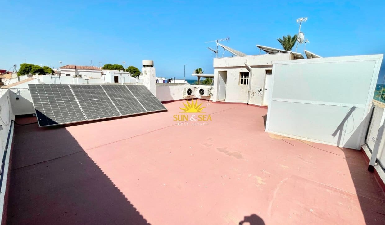 Villa/Maison de 4 chambres à louer à Los Alcazares avec garage - 2 200 € (Ref: 9965897)
