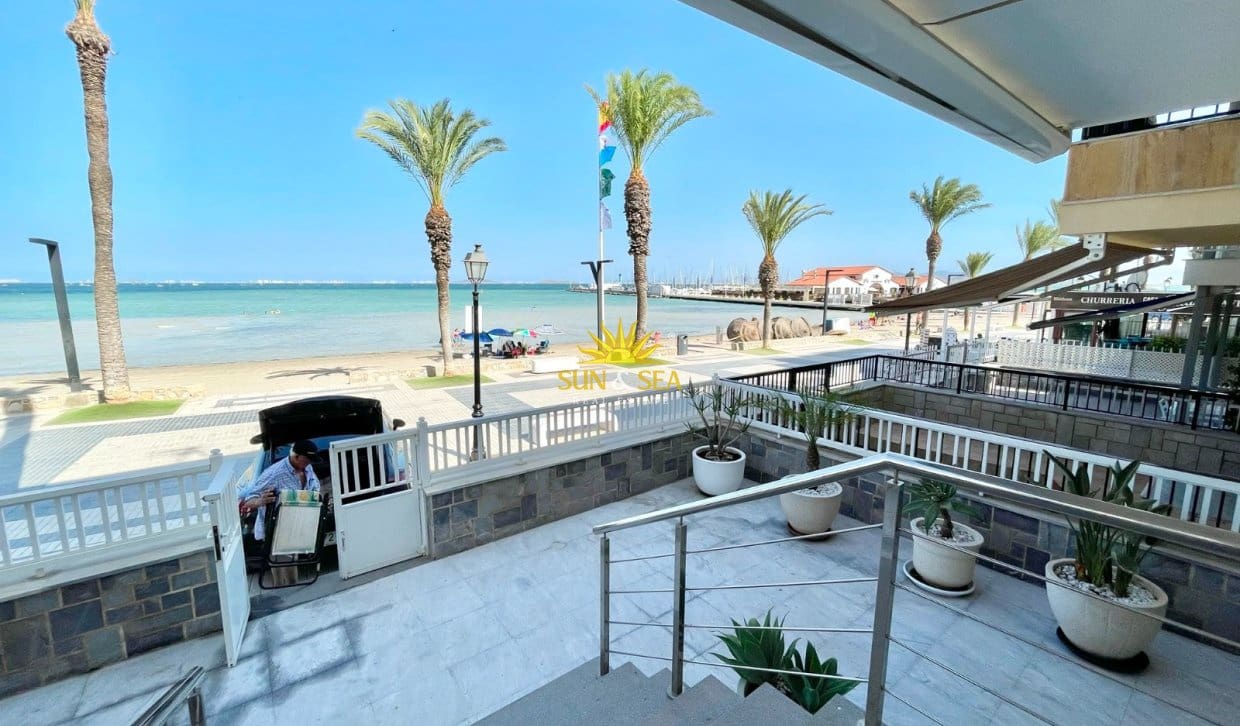 Villa/Maison de 4 chambres à louer à Los Alcazares avec garage - 2 200 € (Ref: 9965897)