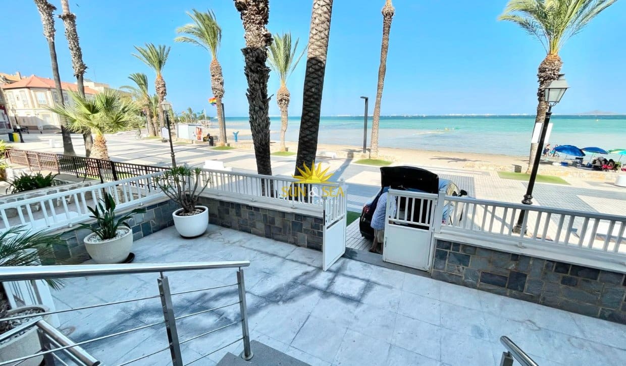 Villa/Maison de 4 chambres à louer à Los Alcazares avec garage - 2 200 € (Ref: 9965897)
