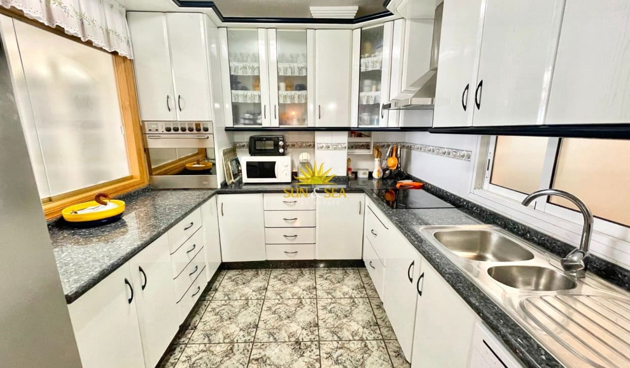 Villa/Maison de 4 chambres à louer à Los Alcazares avec garage - 2 200 € (Ref: 9965897)