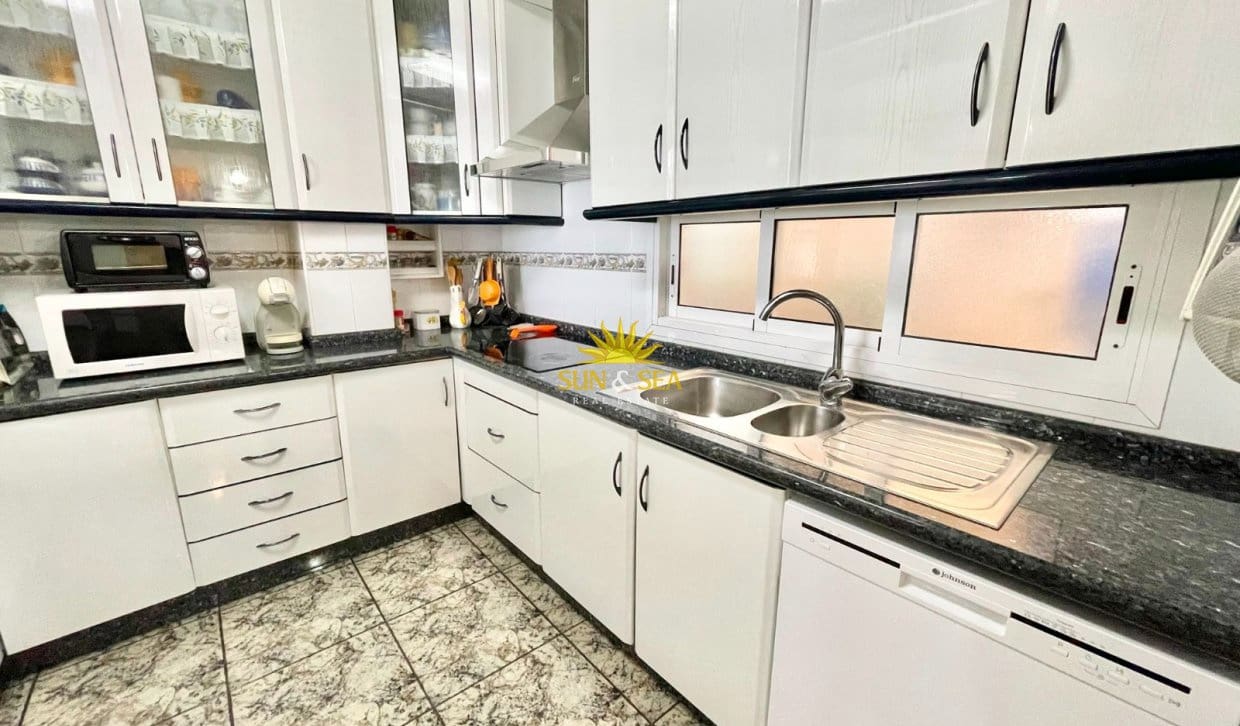 Villa/Maison de 4 chambres à louer à Los Alcazares avec garage - 2 200 € (Ref: 9965897)