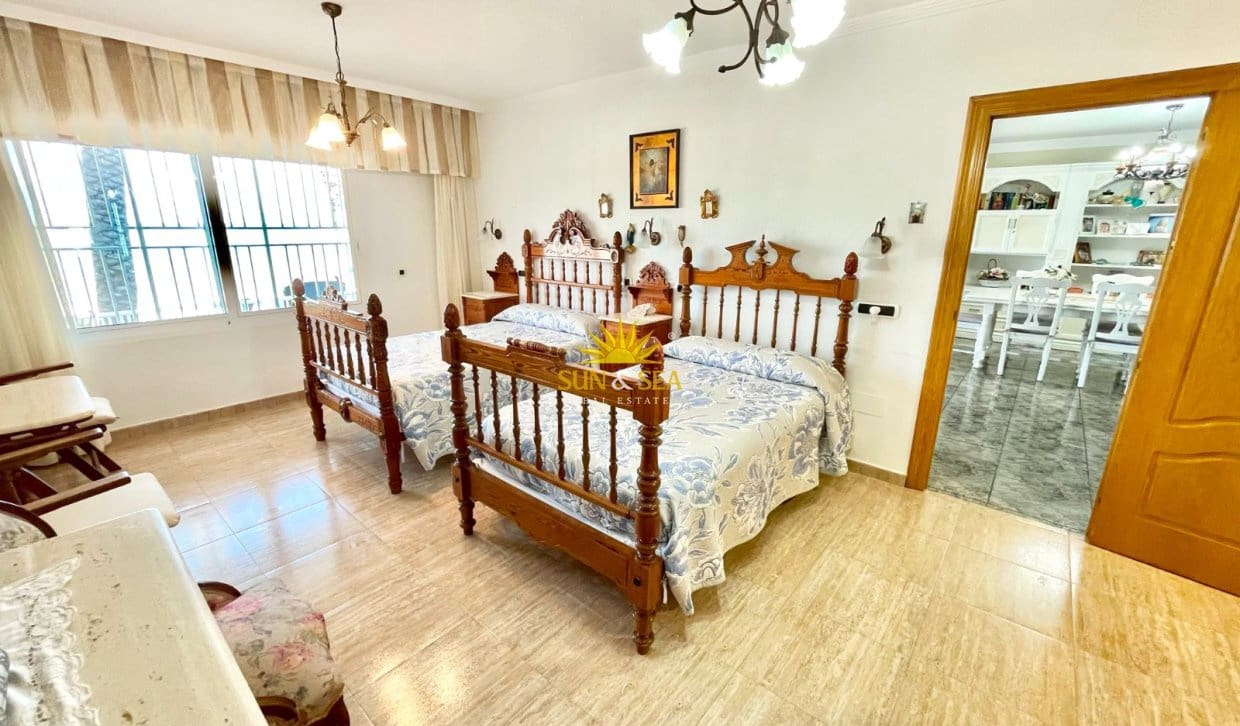 Villa/Maison de 4 chambres à louer à Los Alcazares avec garage - 2 200 € (Ref: 9965897)