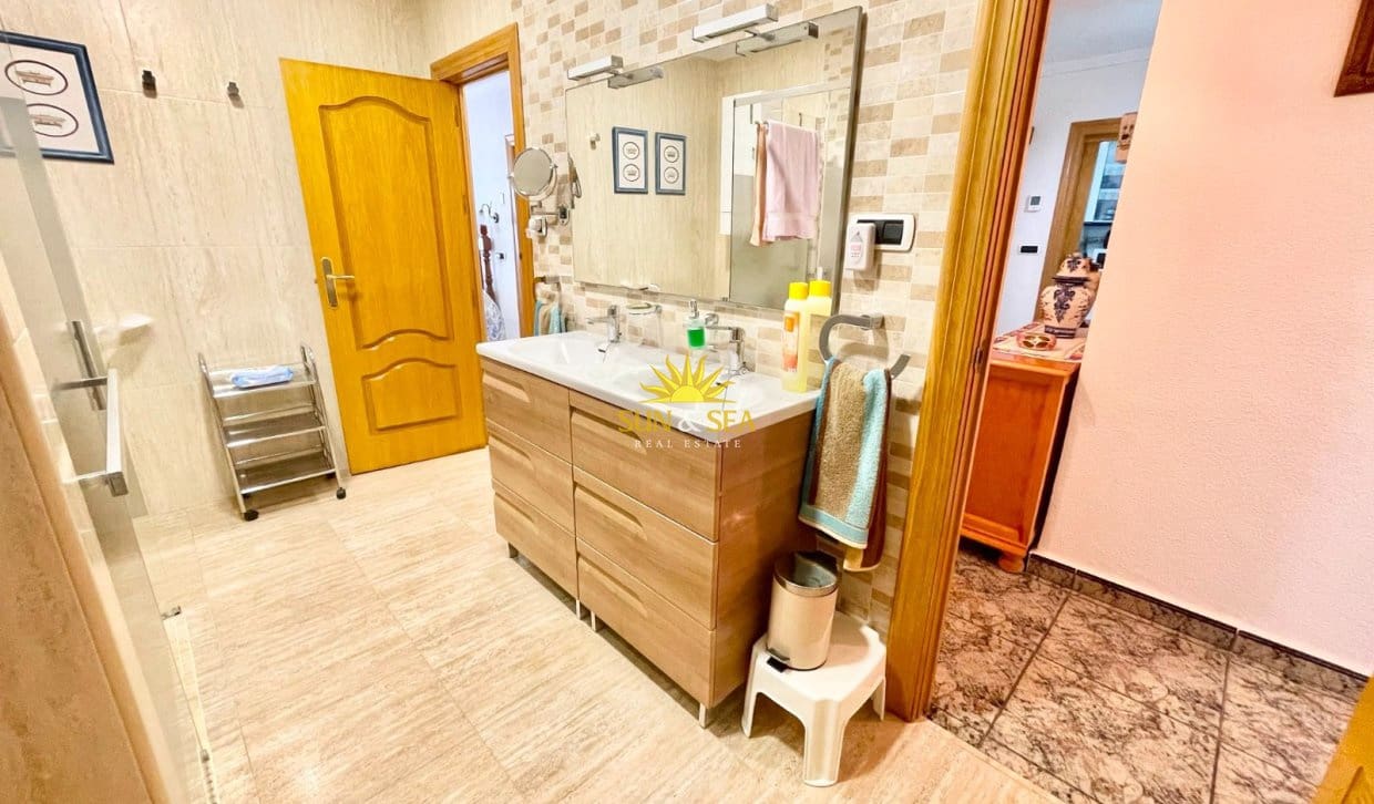 Villa/Maison de 4 chambres à louer à Los Alcazares avec garage - 2 200 € (Ref: 9965897)