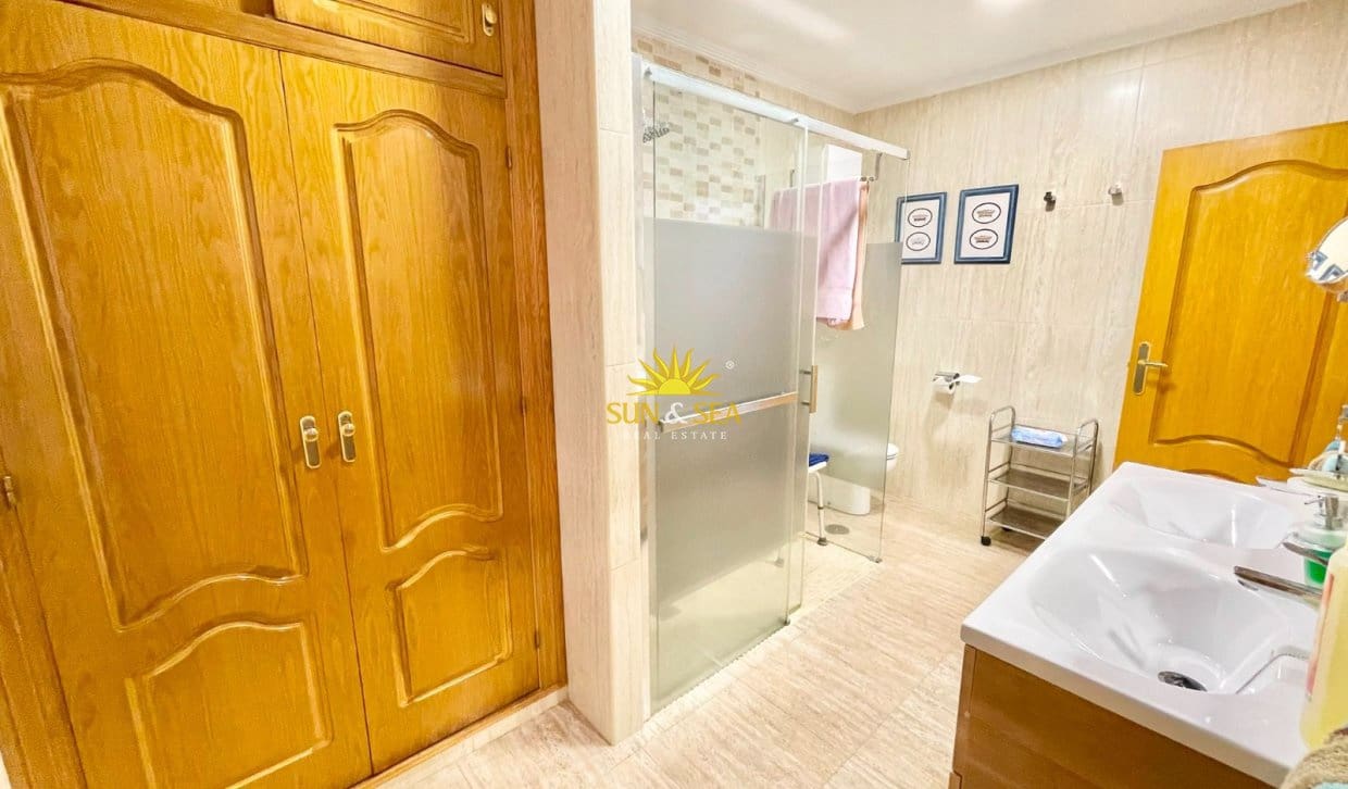 Villa/Maison de 4 chambres à louer à Los Alcazares avec garage - 2 200 € (Ref: 9965897)