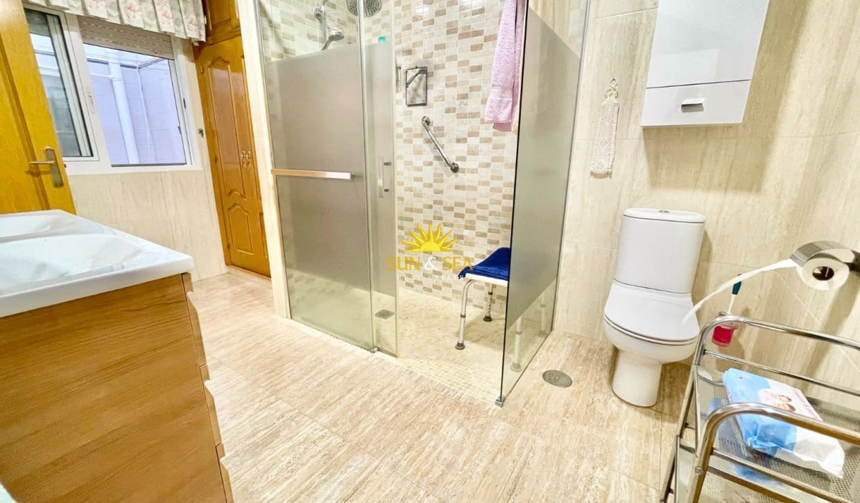 Villa/Maison de 4 chambres à louer à Los Alcazares avec garage - 2 200 € (Ref: 9965897)