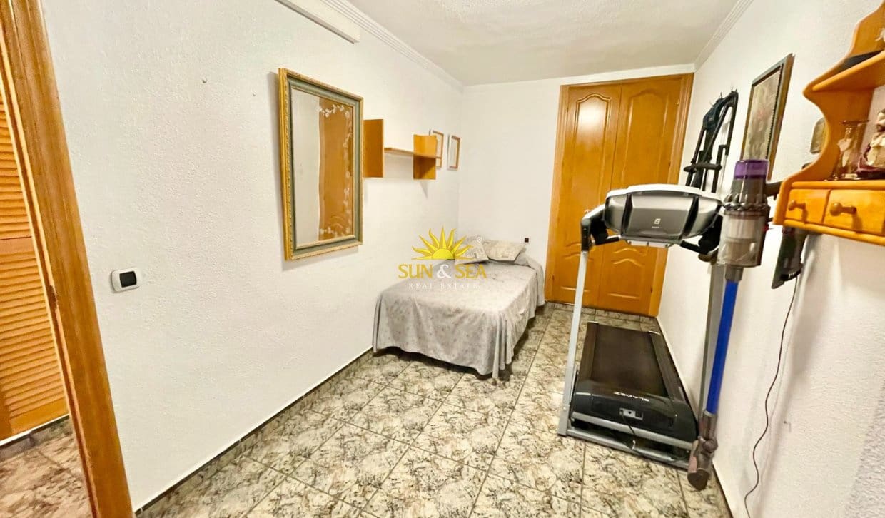 Villa/Maison de 4 chambres à louer à Los Alcazares avec garage - 2 200 € (Ref: 9965897)