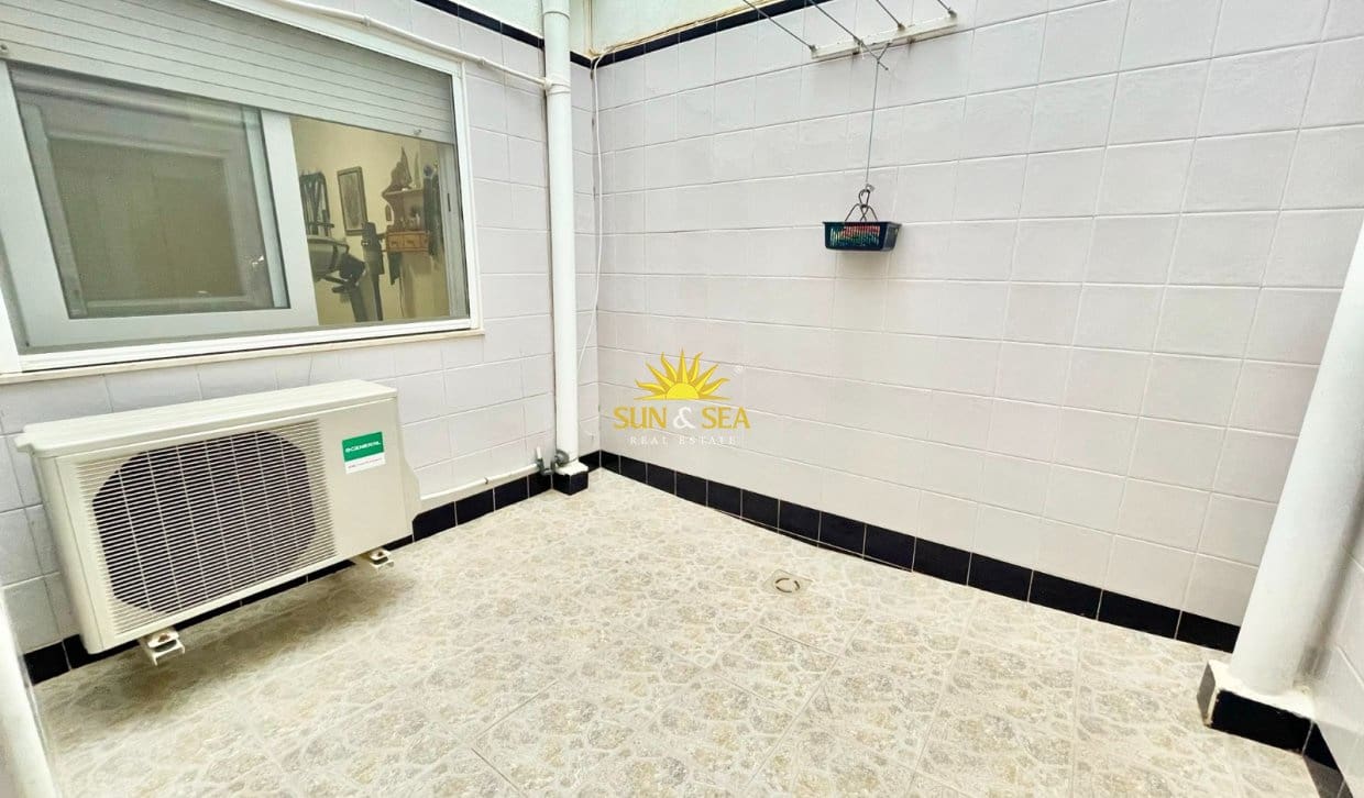 Villa/Maison de 4 chambres à louer à Los Alcazares avec garage - 2 200 € (Ref: 9965897)