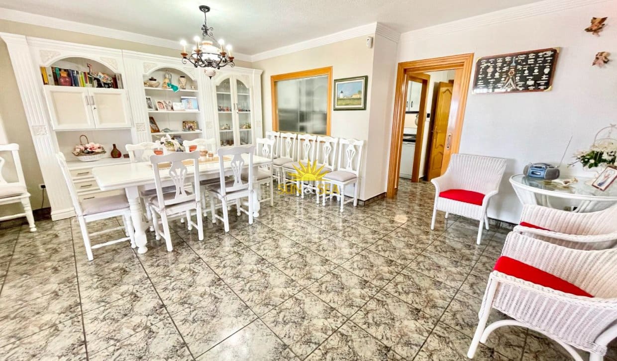 Villa/Maison de 4 chambres à louer à Los Alcazares avec garage - 2 200 € (Ref: 9965897)