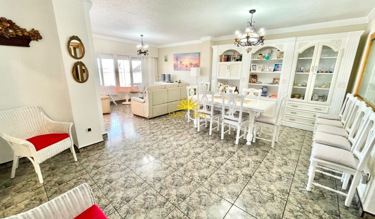 Villa/Maison de 4 chambres à louer à Los Alcazares avec garage - 2 200 € (Ref: 9965897)