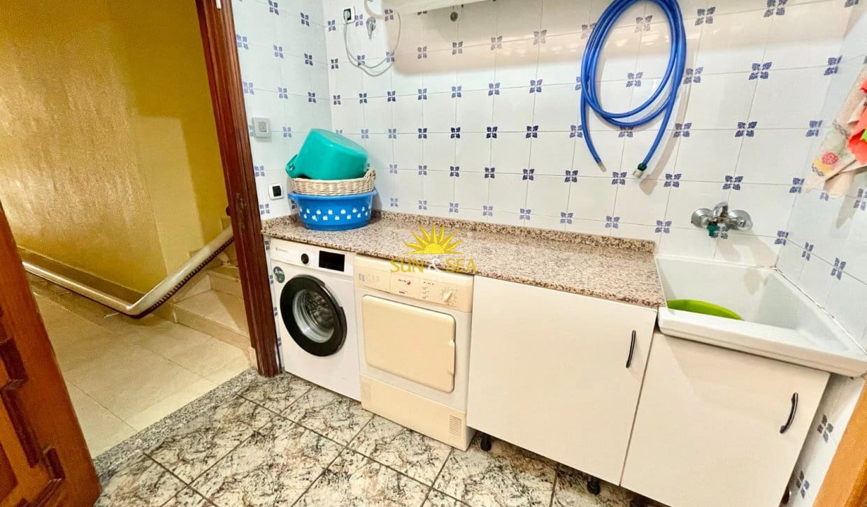 Villa/Maison de 4 chambres à louer à Los Alcazares avec garage - 2 200 € (Ref: 9965897)