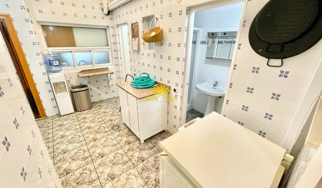 Villa/Maison de 4 chambres à louer à Los Alcazares avec garage - 2 200 € (Ref: 9965897)