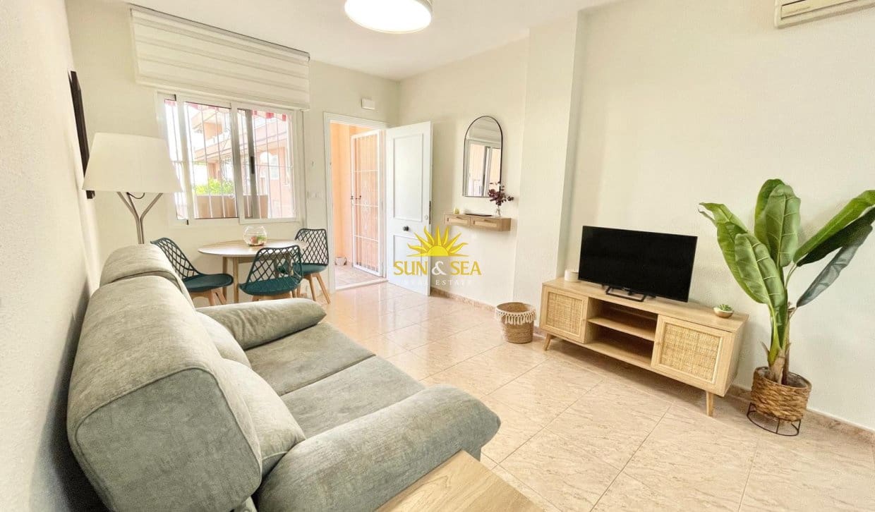 2 bedroom Semi-detached Villa for holiday rental in Torrevieja - € 800 (Ref: 9968854)