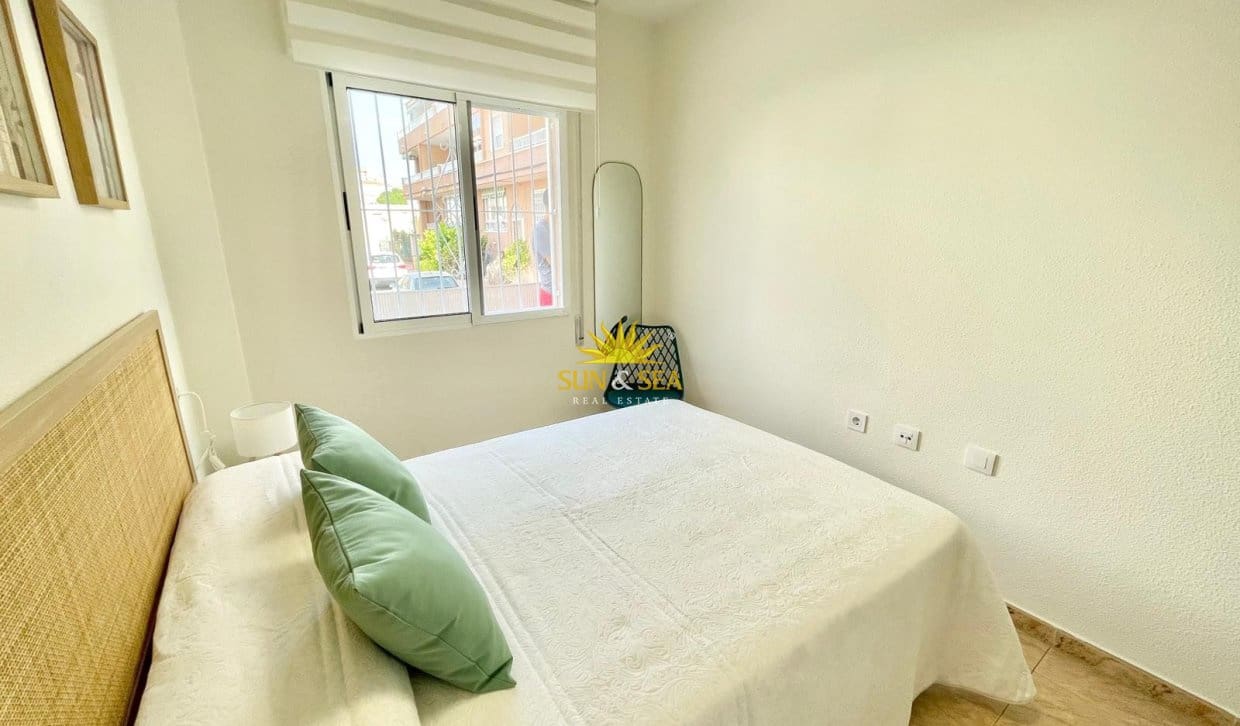 2 bedroom Semi-detached Villa for holiday rental in Torrevieja - € 800 (Ref: 9968854)