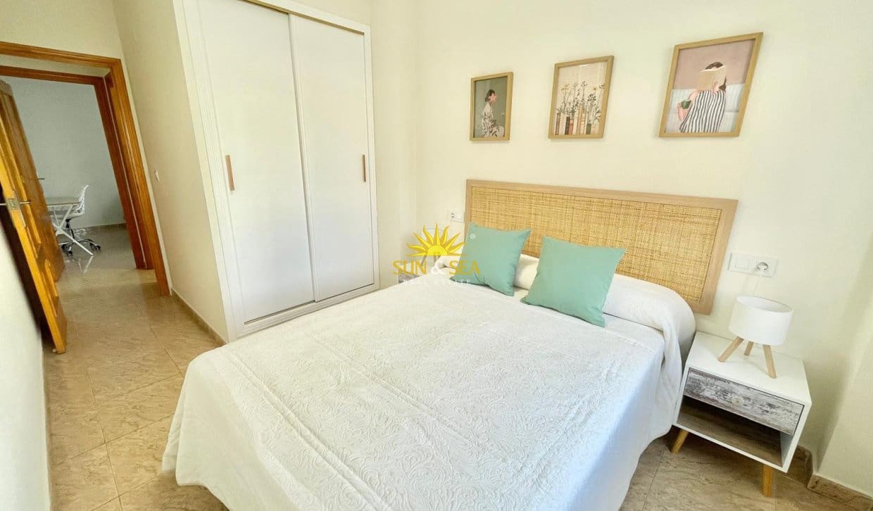 2 bedroom Semi-detached Villa for holiday rental in Torrevieja - € 800 (Ref: 9968854)