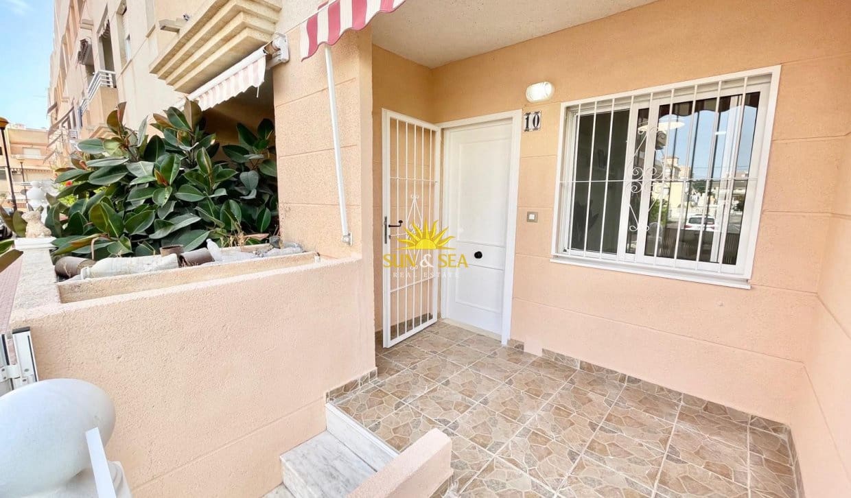 2 bedroom Semi-detached Villa for holiday rental in Torrevieja - € 800 (Ref: 9968854)