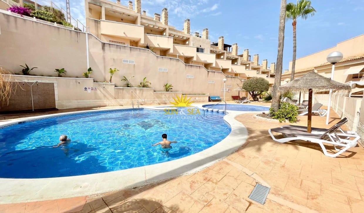 3 soveværelse Lejlighed til leje i Cabo de Palos med swimmingpool garage - € 900 (Ref: 9968855)
