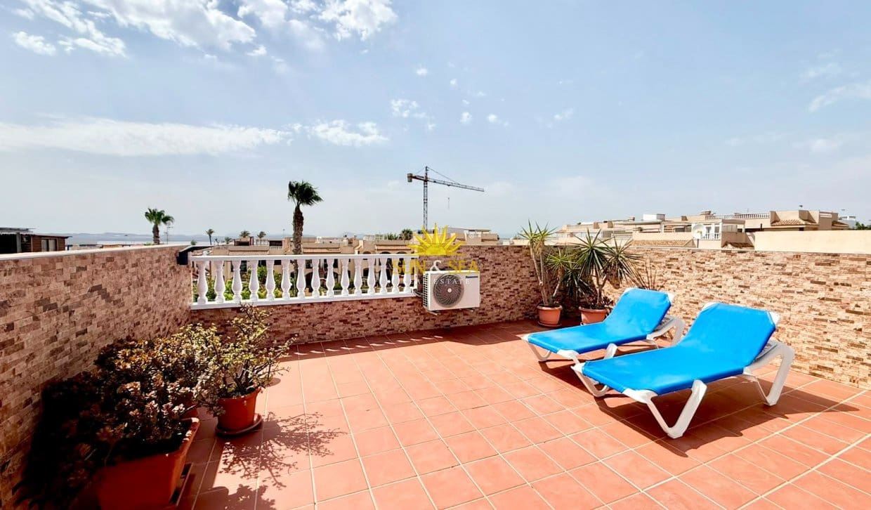 2 soveværelse Penthouse til leje i Torrevieja med swimmingpool garage - € 950 (Ref: 9970872)