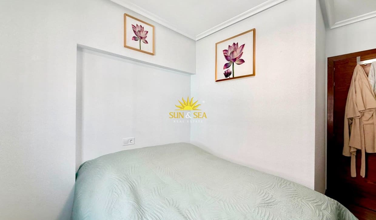 2 soveværelse Penthouse til leje i Torrevieja med swimmingpool garage - € 950 (Ref: 9970872)