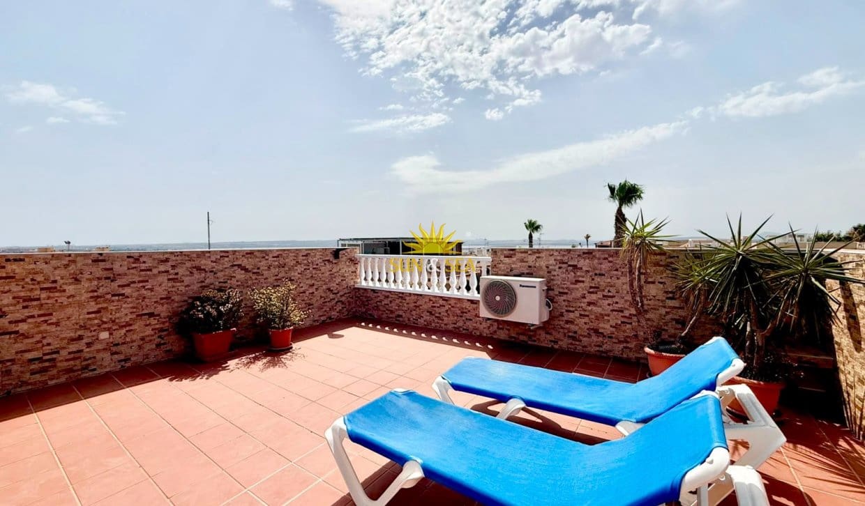 2 soveværelse Penthouse til leje i Torrevieja med swimmingpool garage - € 950 (Ref: 9970872)