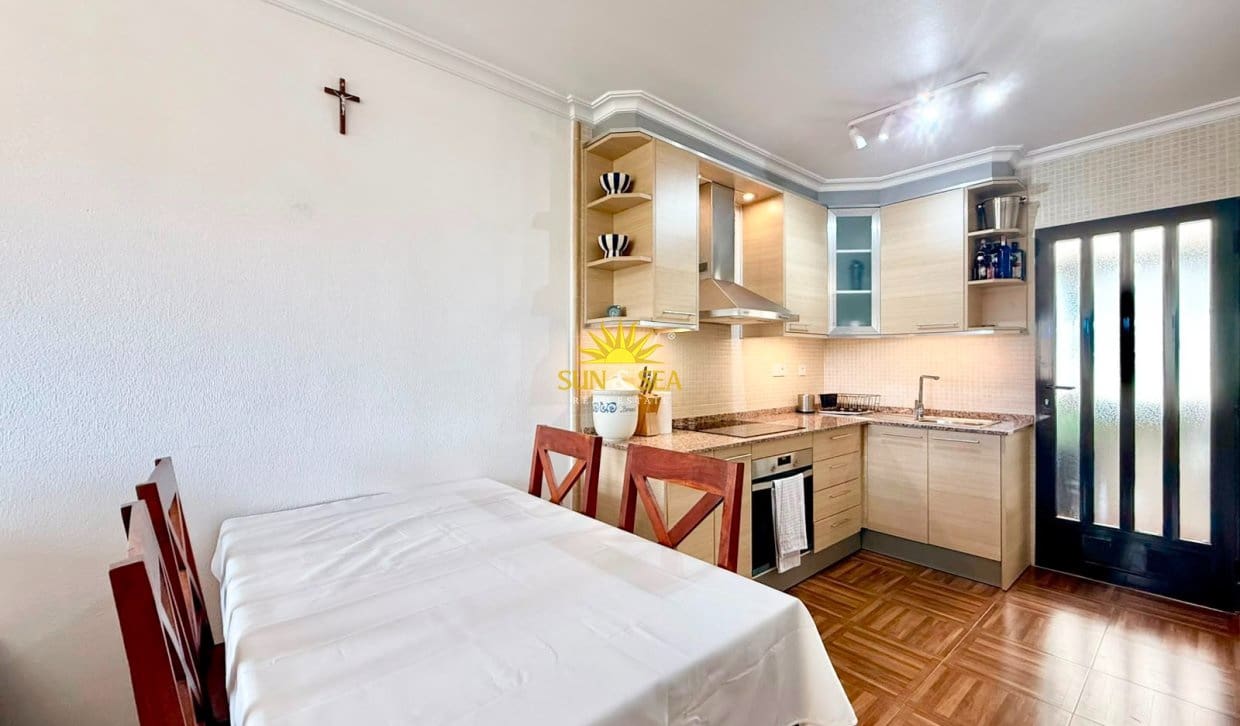 2 soveværelse Penthouse til leje i Torrevieja med swimmingpool garage - € 950 (Ref: 9970872)