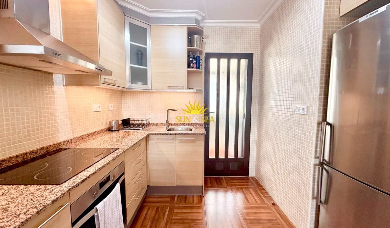 2 soveværelse Penthouse til leje i Torrevieja med swimmingpool garage - € 950 (Ref: 9970872)