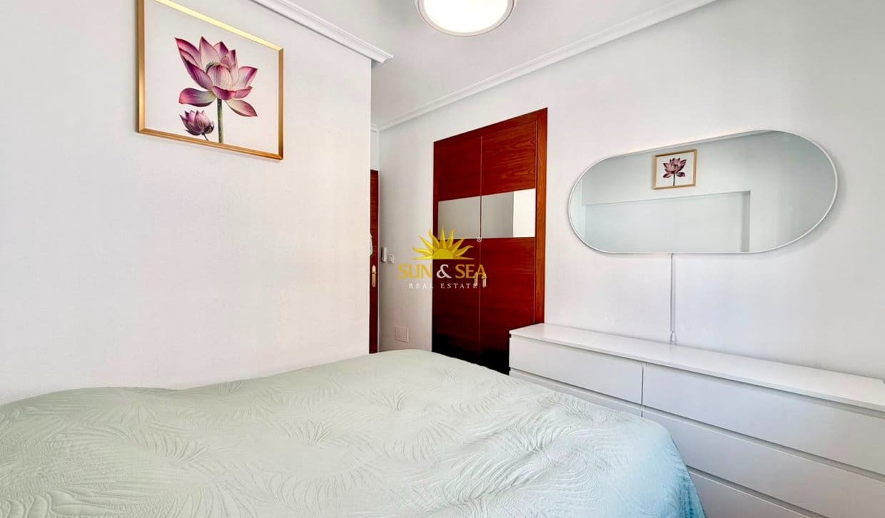 2 soveværelse Penthouse til leje i Torrevieja med swimmingpool garage - € 950 (Ref: 9970872)