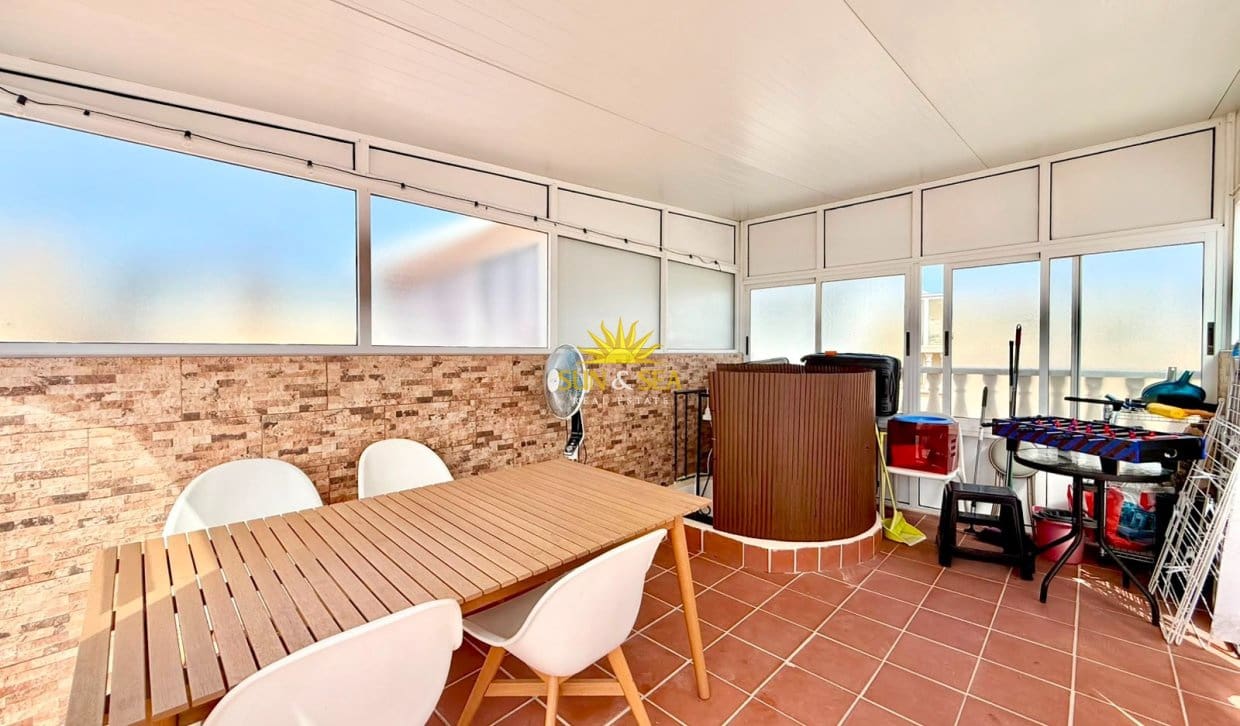 2 soveværelse Penthouse til leje i Torrevieja med swimmingpool garage - € 950 (Ref: 9970872)
